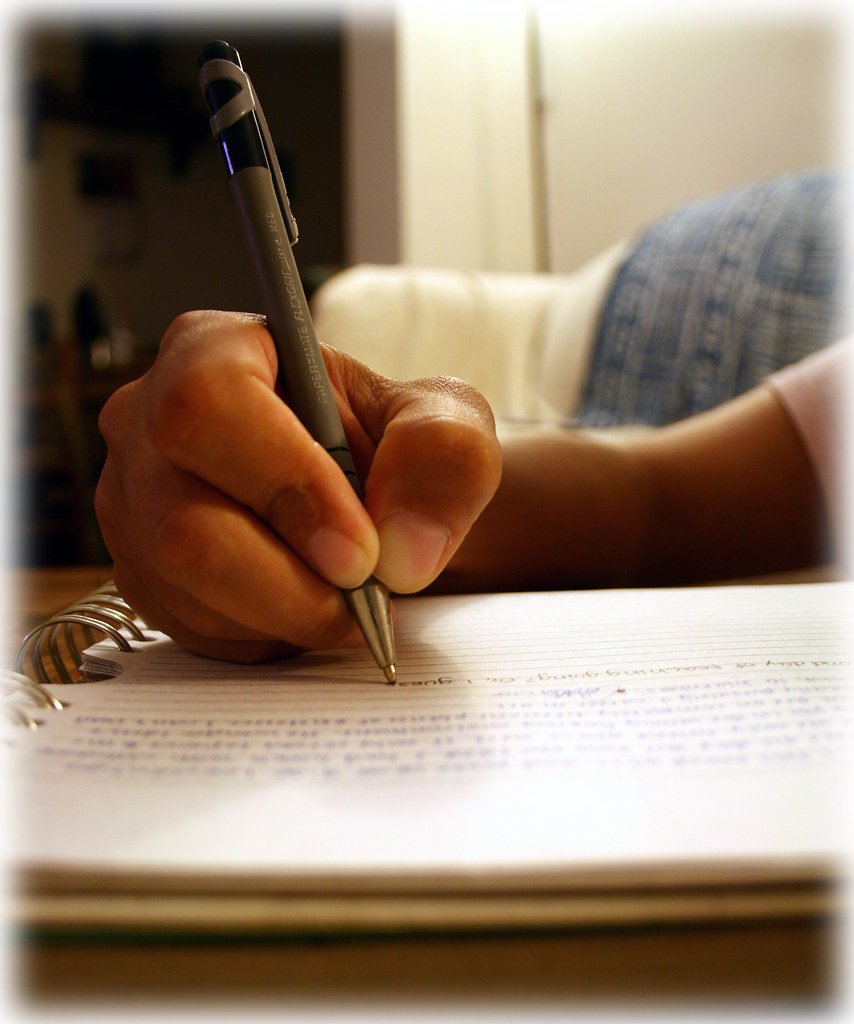 Schreibtisch mit Heft und Stift